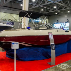 Красивый катер Stingrey 235 CR (Стингрэй 235 СиА)